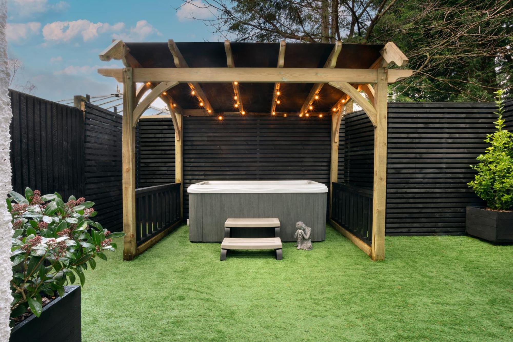 Aphrodites Group - Luxury Hot Tub Suites In Central Lake District! 보우네스온윈더미어 외부 사진